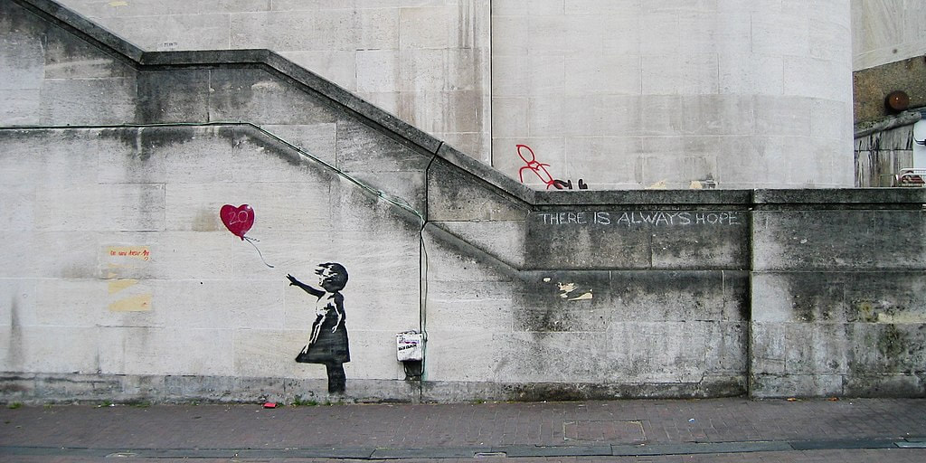 班克斯 Banksy (b.1970s)｜手持氣球的女孩 Girl with Ballon｜2004｜倫敦滑鐵盧橋街頭塗鴉