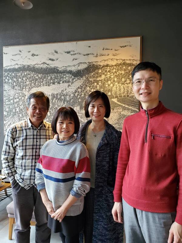 坤鐘大哥（左一）、林千鈴（左二）、簡律師（右二）與許自呈老師（右一）合影