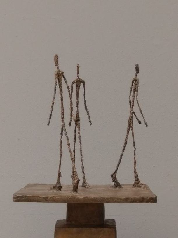阿爾伯托·賈克梅蒂 Alberto Giacometti (1901-1966)｜三個行走的人 Three Men Walking｜1948｜銅｜32.7x34.1x72cm