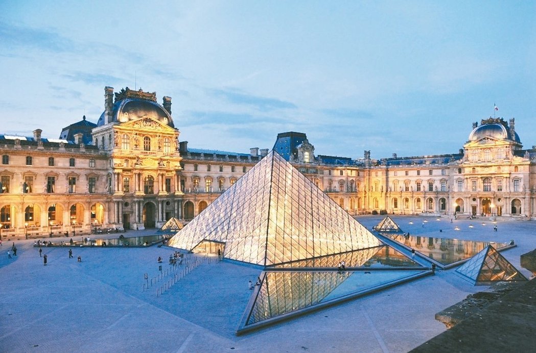 建築大師貝聿銘作品：法國巴黎羅浮宮前的玻璃金字塔